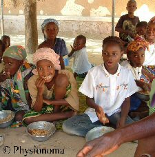 Des Enfants qui mangent ensemble au Niger